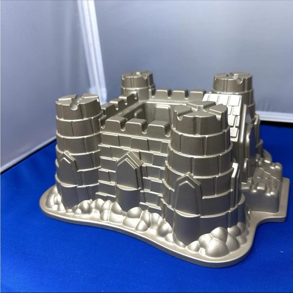 Nordic Ware Castle Bundt 10 Cup Cake Pan Mold Cast Fun Children Boy Birthday F6 - Picture 3 of 8